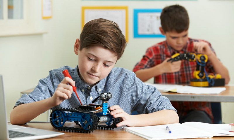 Βάλε το παιδί σου στον κόσμο της ρομποτικής, με τα STEM