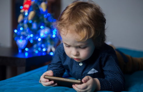 Το παιδί σου ζητάει κινητό; Πώς να το κάνεις ασφαλές