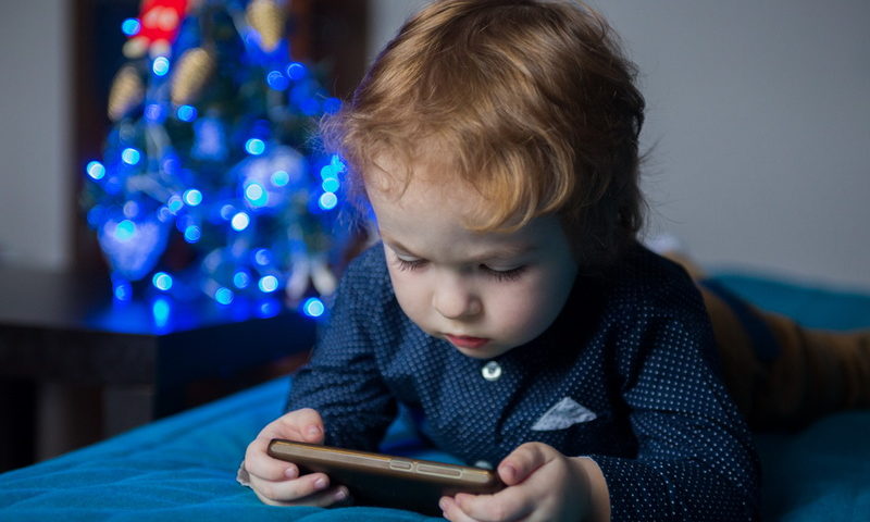 Το παιδί σου ζητάει κινητό; Πώς να το κάνεις ασφαλές