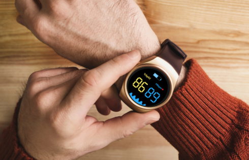 Τώρα, μπορείς να φορέσεις το smartwatch και στο δεξί